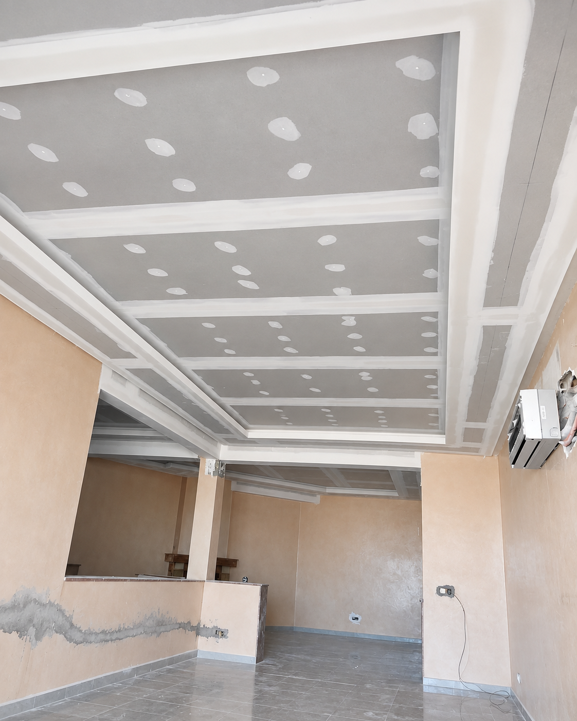 Gyproc plafond met verlaagde delen en afgewerkte naden tijdens renovatie.
